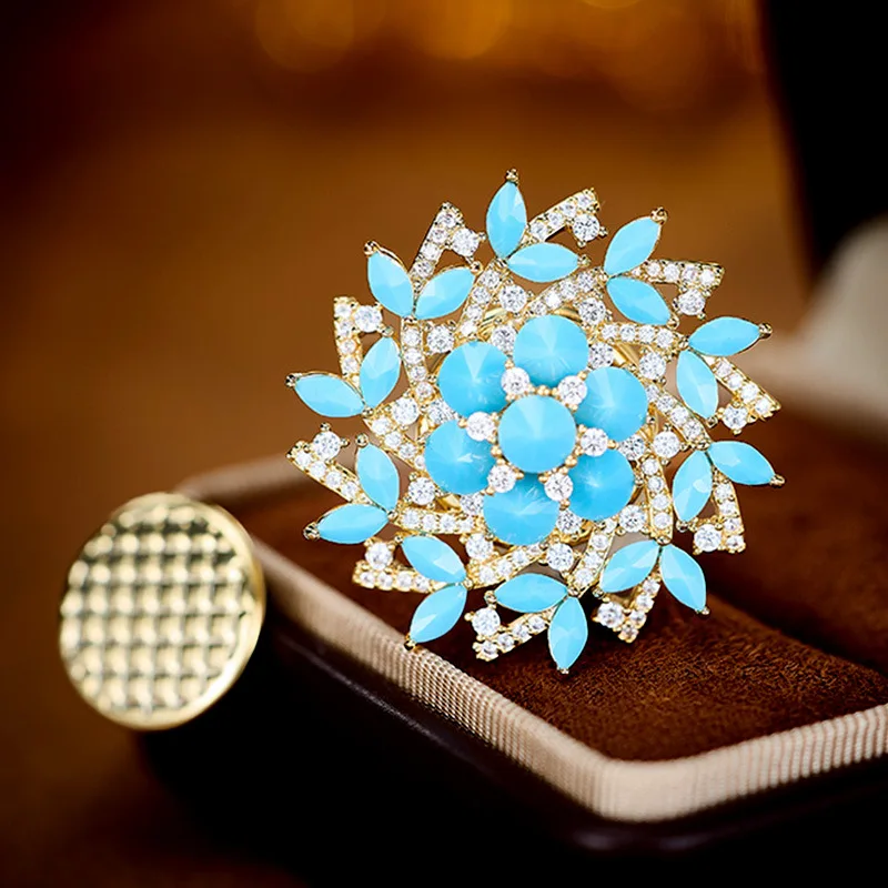 

Slightly inlaid turquoise blue zircon snowflake magnetic clasp brooch, elegant and grand suit shirt accessory brooch