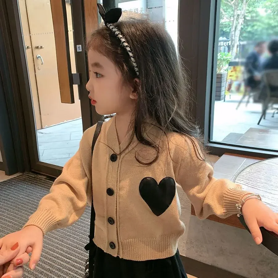 子供のためのかわいいハートカーディガン,カーキセーター,ニットトップ,カジュアルカーディガン,子供服,赤ちゃんの女の子,子供,新しいコレクション,春,秋,2024