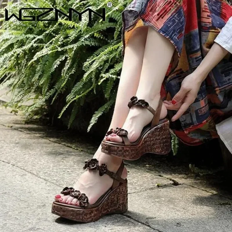 

Сандалии на высоком каблуке в стиле ретро из натуральной искусственной кожи, женская обувь с пряжкой и ремешком, новинка 2025, летние женские сандалии на танкетке с этническими цветами