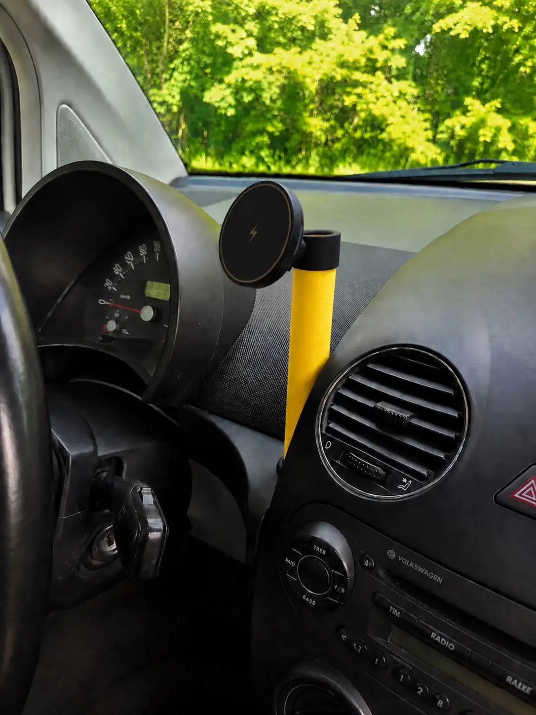 One Set Yellow Wire-less Phone Charg-er Vase Holder Mount For VW New Beetle 1998-2010 LHD Left Hand Drive Model