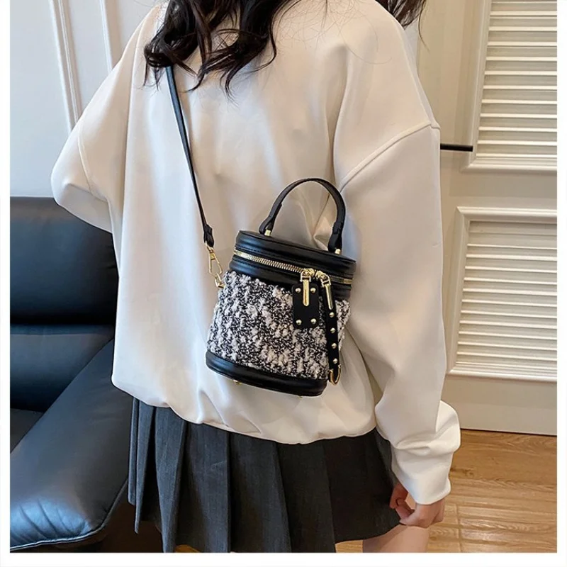 

Элегантная кожаная классическая дизайнерская сумка через плечо для женщин в винтажном стиле, большая вместимость и минималистская роскошь