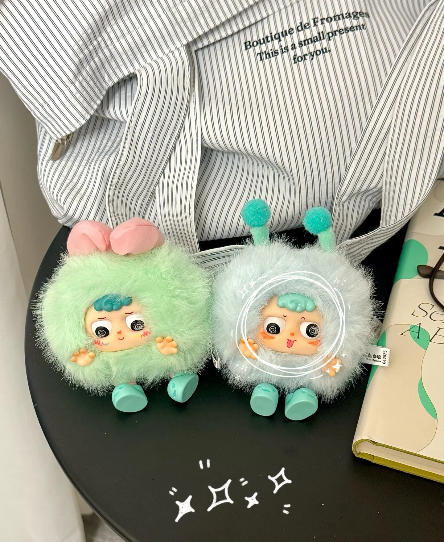 2025 Nuovo bambino tre carino Hey Me Dear Little Ghost peluche scatola cieca giocattolo pendente per regali di decorazione della serie di scatole cieche alla moda