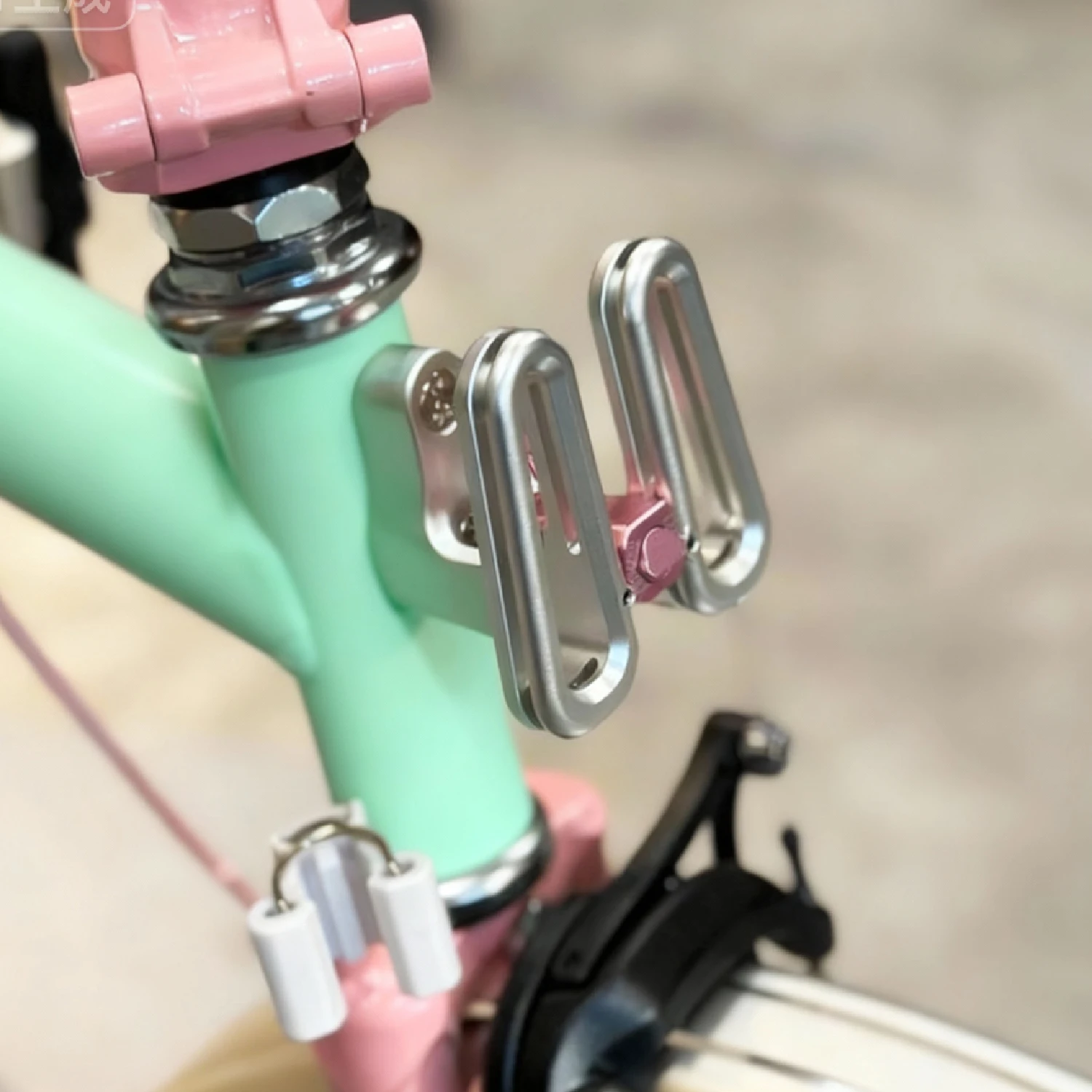 

Minimods is suitable for Brompton folding bike CNC aluminum alloy integrated handlebar basket support frame and adjustable fixin