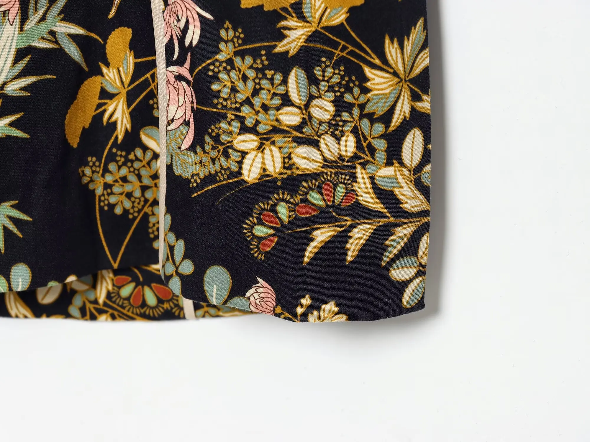BSAY 2026 Herbst Damenkleid mit Neckholder-Ausschnitt, Kontrastfarben und gerollten Kanten, ärmellos, schmal geschnitten, mittellanger Rock – Detail 10