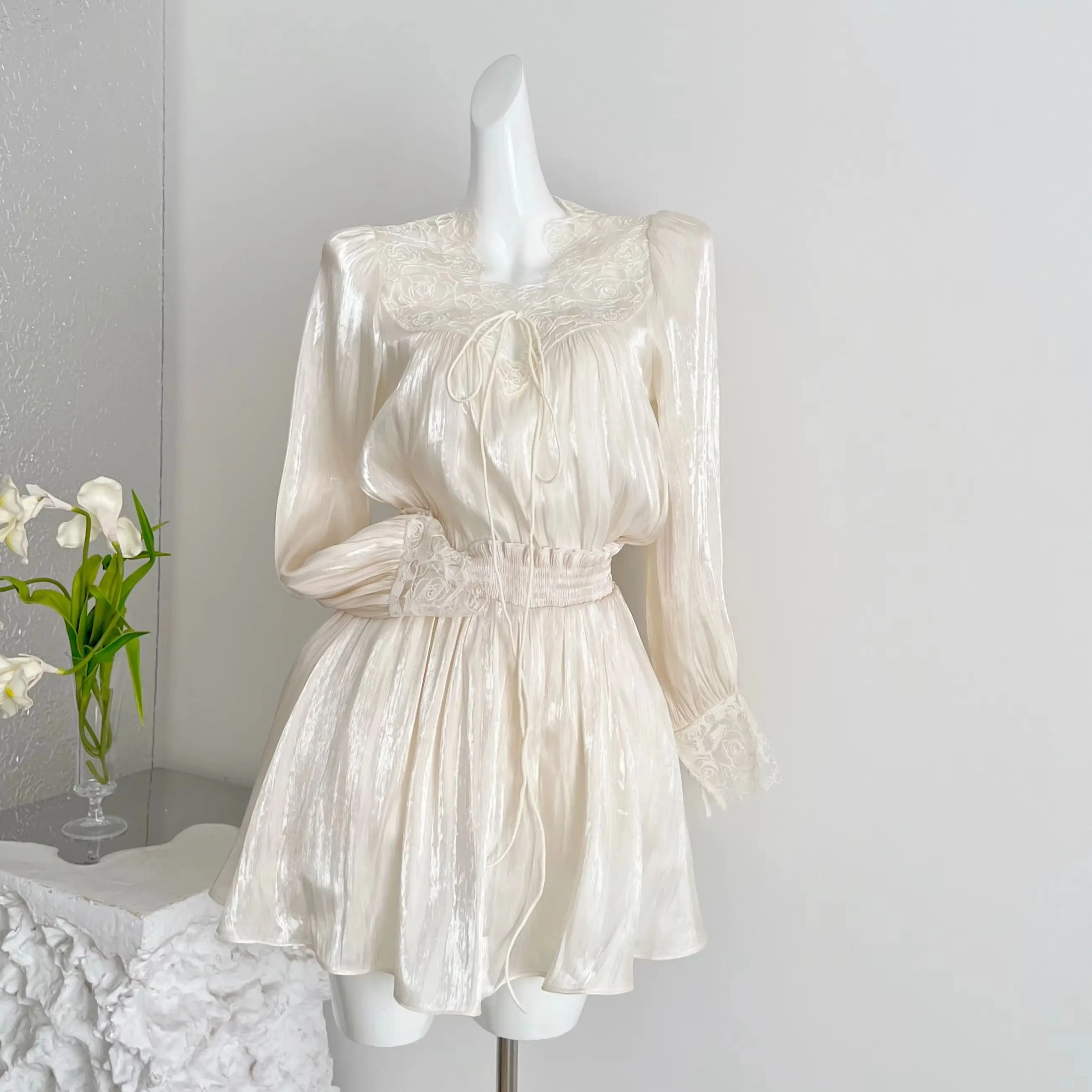 2 Piece Suits Textured Exquisite Eleagnt Hollow Out Lace Tops & Elastic High Waist Short Skirts Women Two-piece Skirts Sets