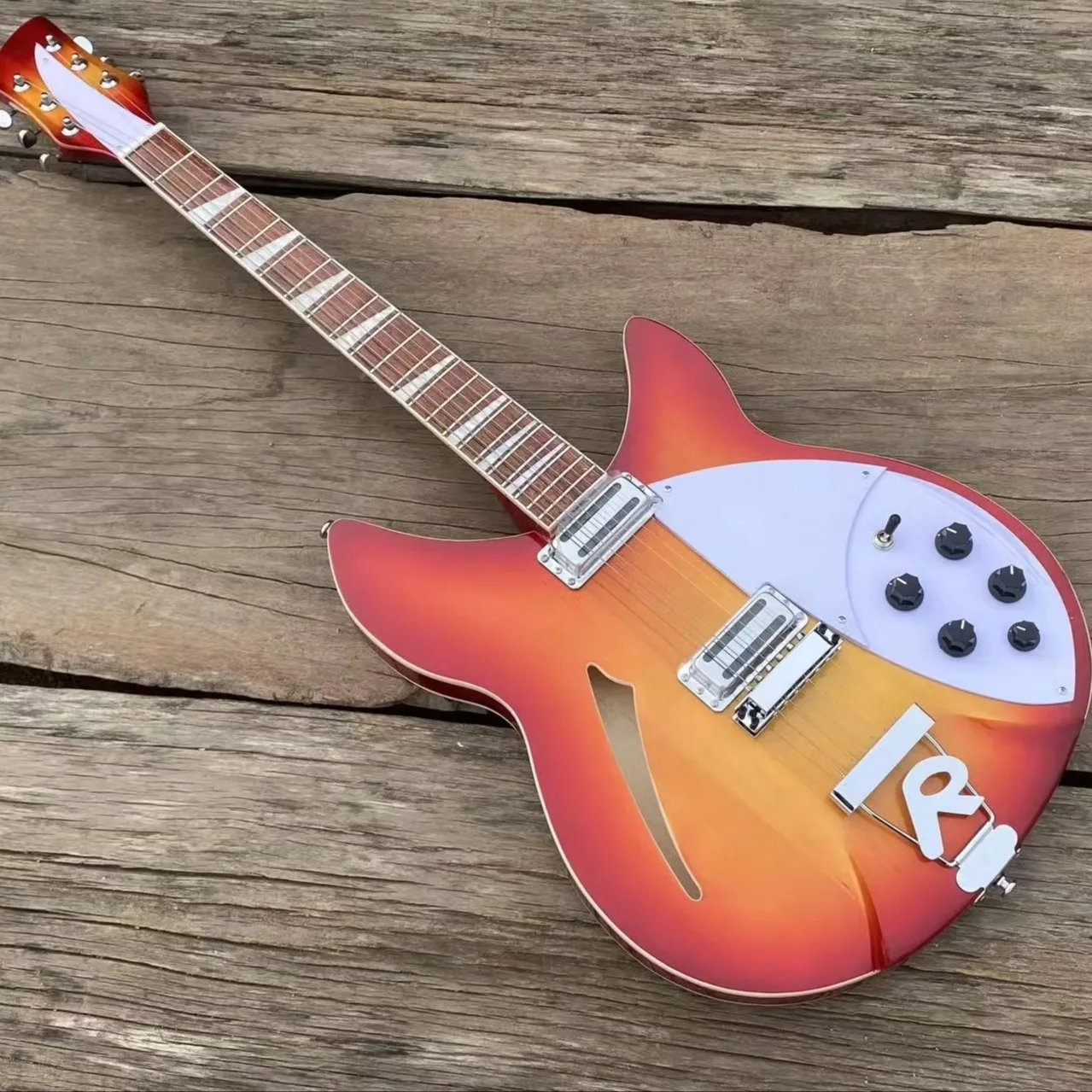 Guitarra Eléctrica de 6 Cuerdas 360, Color Cherry Sunburst, Cuerpo Semi-Hueco, Pickguard Blanco, Trastes de Acero Inoxidable, Diapasón de Palisandro