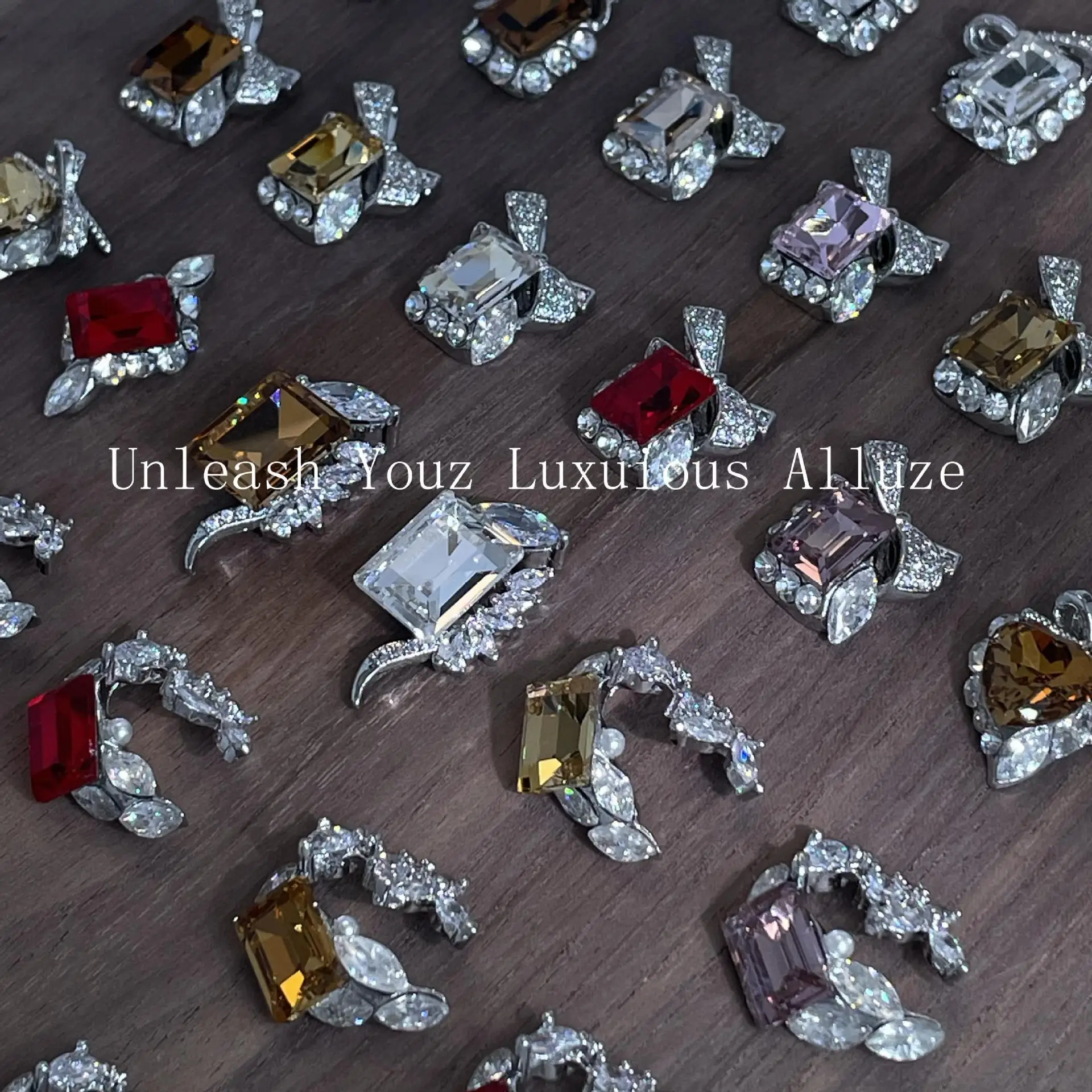 4個入り カニウ スパークル ジルコン ラグジュアリー クレセントムーン ネイルチャーム シルバー合金 フラットバック ラインストーン マニキュアデコレーション アートデザイン付き