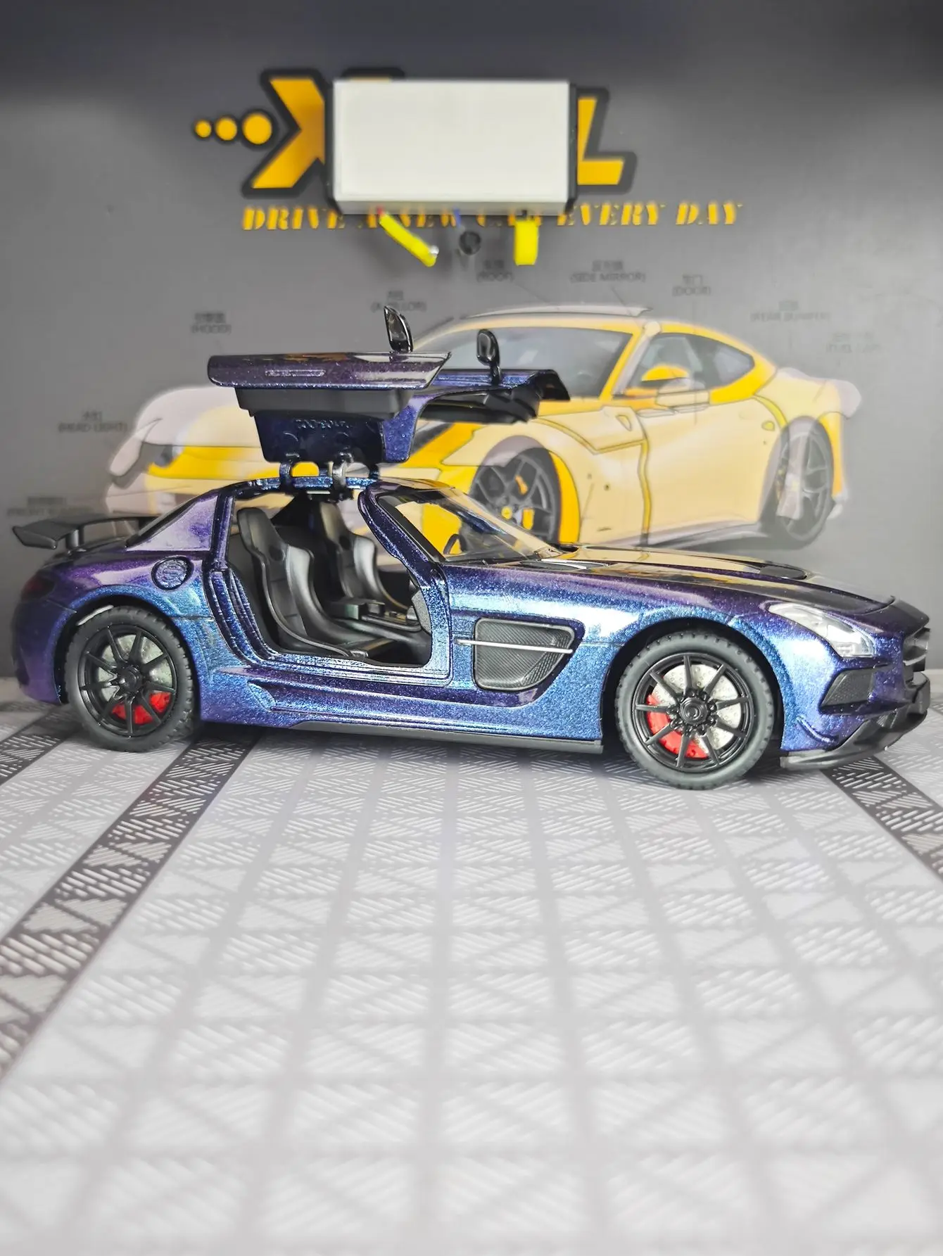 1:24 SLS AMG supercoche de aleación modelo adornos de coche puerta de ala de gaviota se puede abrir tiene funciones de sonido y iluminación simuladas