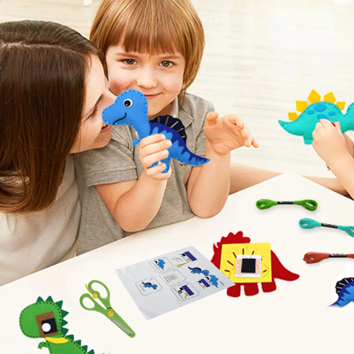 Kit da cucito per bambini Abilità motorie fini Divertimento fai-da-te Animali in feltro Set da cucito fatto a mano Giocattoli educativi per bambini Regali di Natale di compleanno