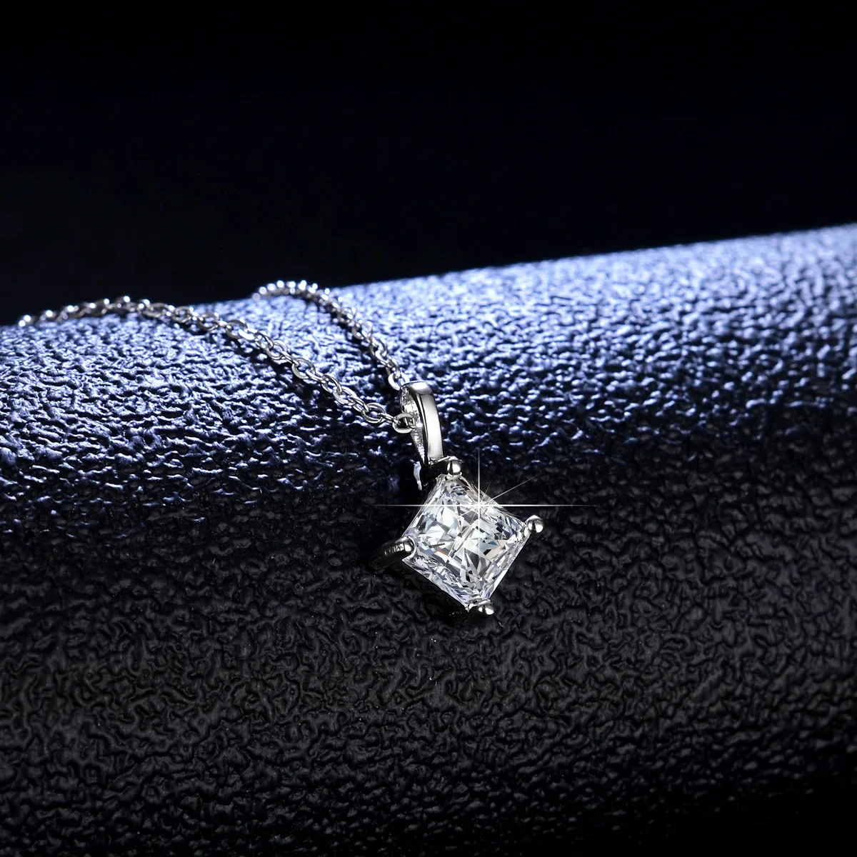 18K gold inlaid diamond moissanite necklace for women, square diamond PT950 platinum pendant, fashionable collarbone chain
