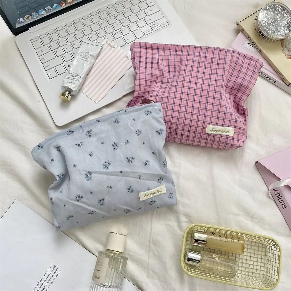 

New Floral Cosmetic Bag Wrinkled Multifunctional Flower Makeup Bag Handheld Countryside Zipper Makeup Handbag Travel
