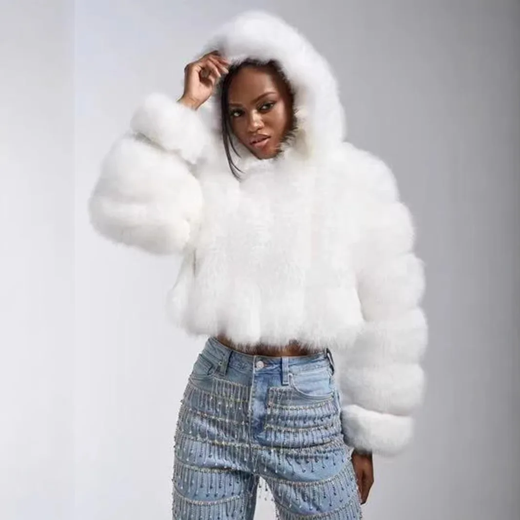 

Зимняя куртка белая с капюшоном, короткая, экологичная, из искусственного меха, женская, уличный стиль, для модниц, из искусственного лисьего меха, женская одежда