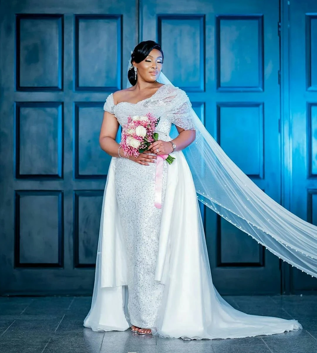 

Customized Off the Shoulder Sparkly Beads African Wedding Dress Vestido De Noiva Plus Size Bridal Gowns with Detachable Train