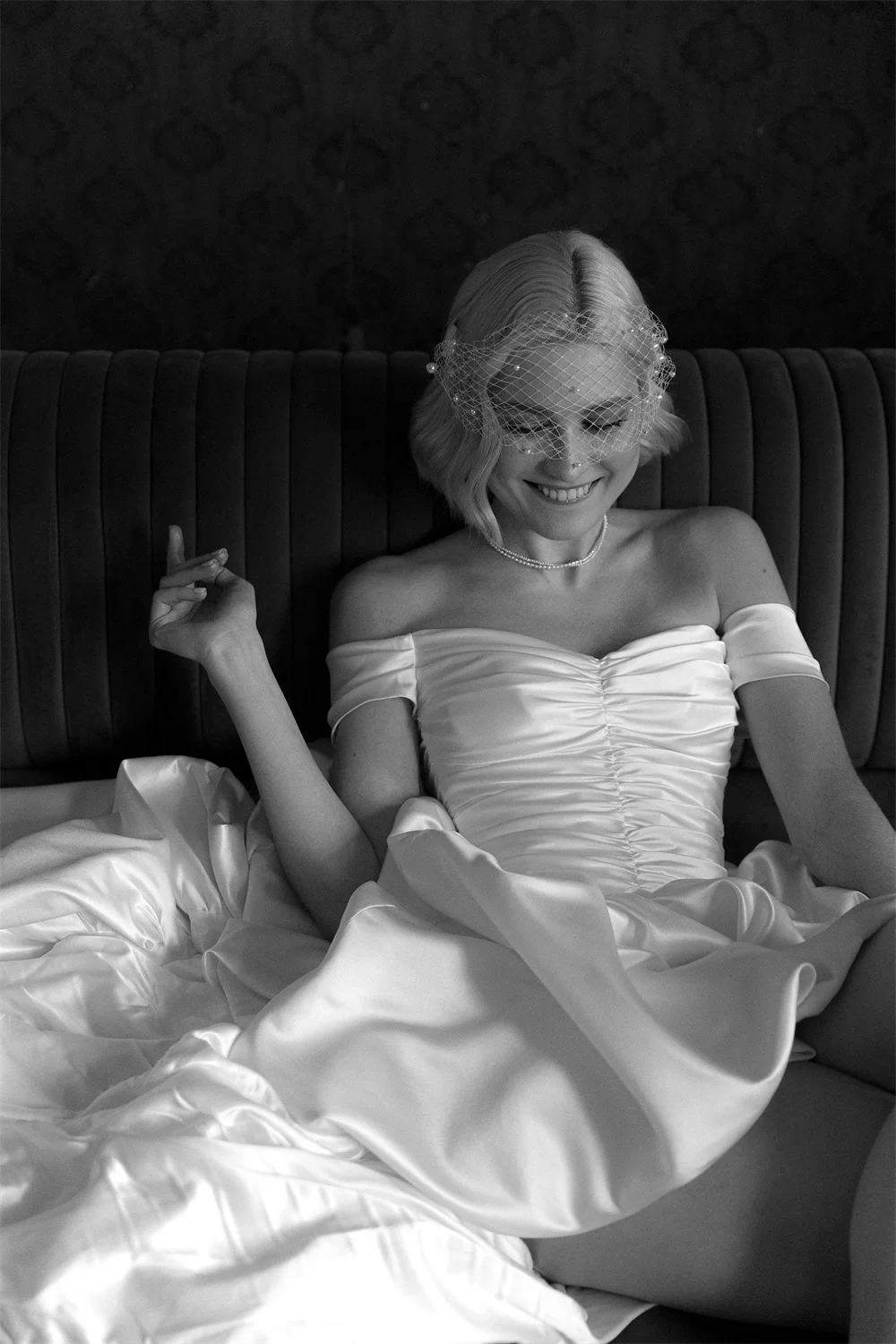 Tokyo Maßgeschneidertes weißes schulterfreies Brautkleid, ärmellose Brautkleider mit Schnürung am Rücken, High-Low-Hochzeitskleider mit Hofschleppe