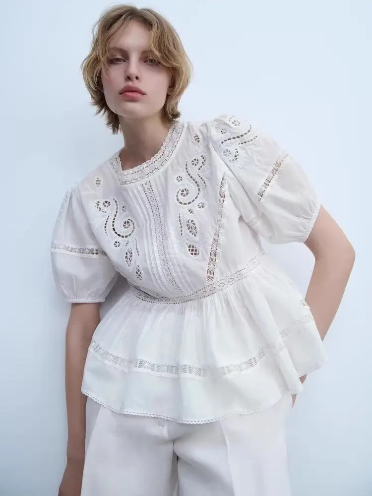 

Spring 2025 Sweet Loose Waist round Ne Hollow out Lace Embroidery ort Sve White irt Women's Faion Ele Sle