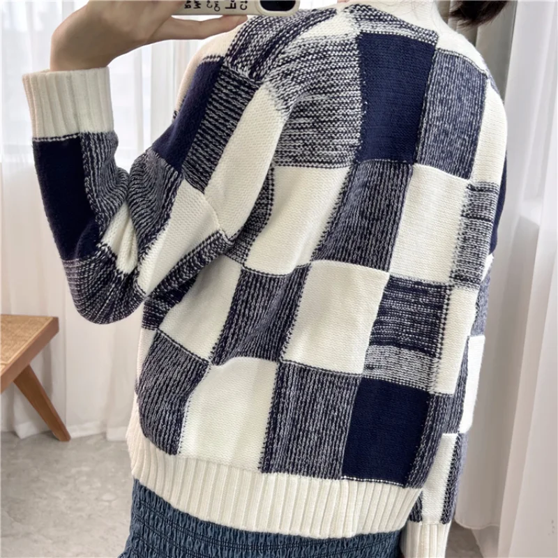 

Lazy knit cardigan French style with contrasting color checkered V-neck and long sleeves, loose and casual, classic and good fit