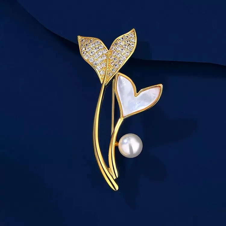 بروش ذيل الحوت الراقية للنساء خفيف فاخر بتصميم متخصص إحساس تقليد قذيفة اللؤلؤ الصدار المضاد للضوء مشبك دبوس مع يهودي