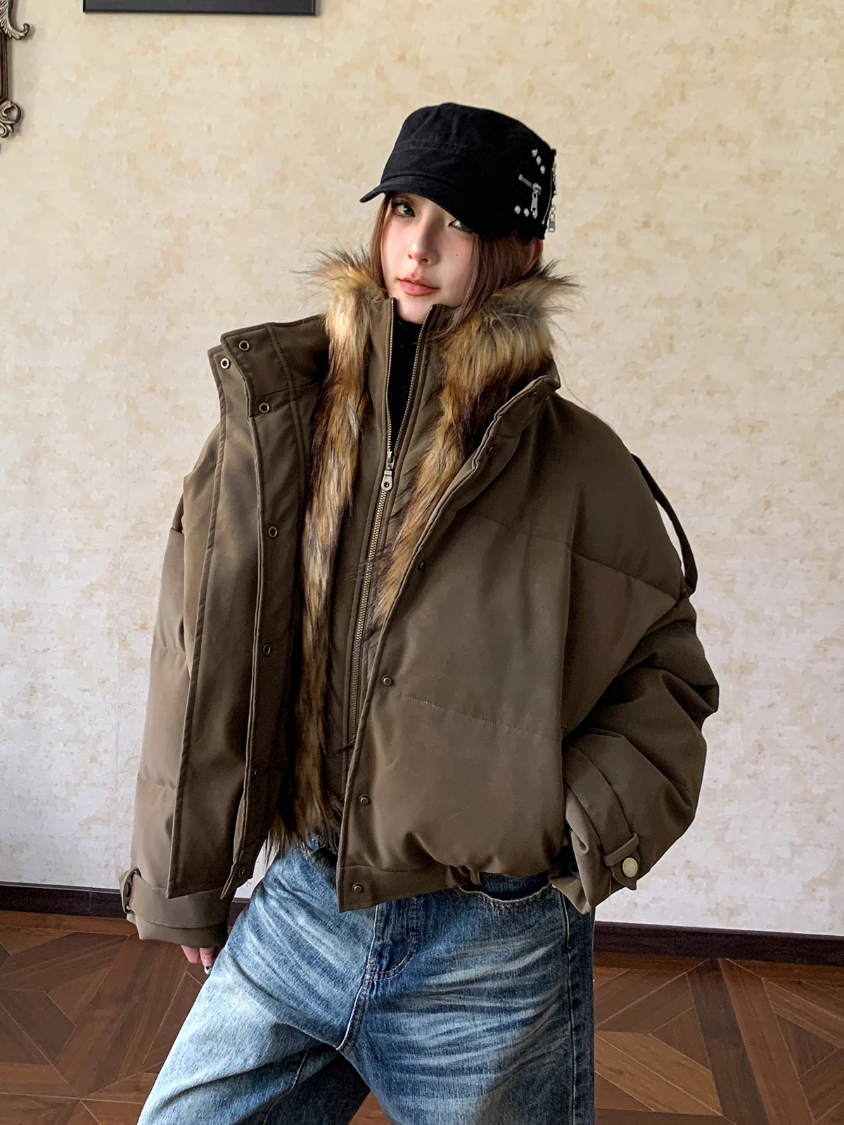 

Женская хлопковая куртка-жакет в американском стиле с эффектом двухслойности, с меховым воротником, в стиле рабочей одежды, с комбинированными вставками