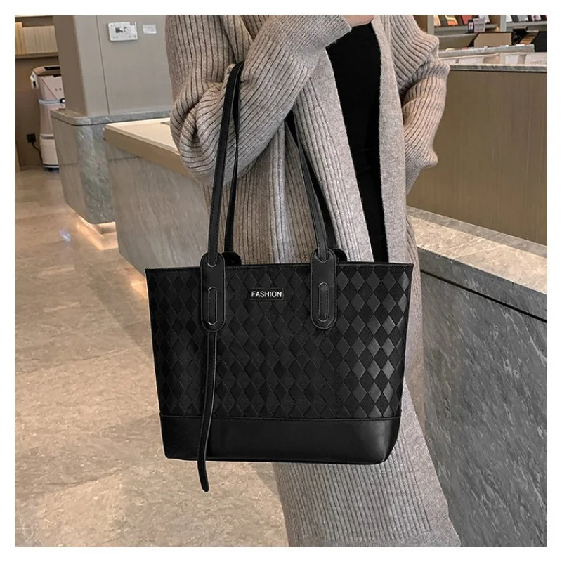 

Stylish Ladies Messenger Bag Made Of Nova-Patterned Leather Boasting High-End Chiang Mai Vintage Spacious Soft Look​