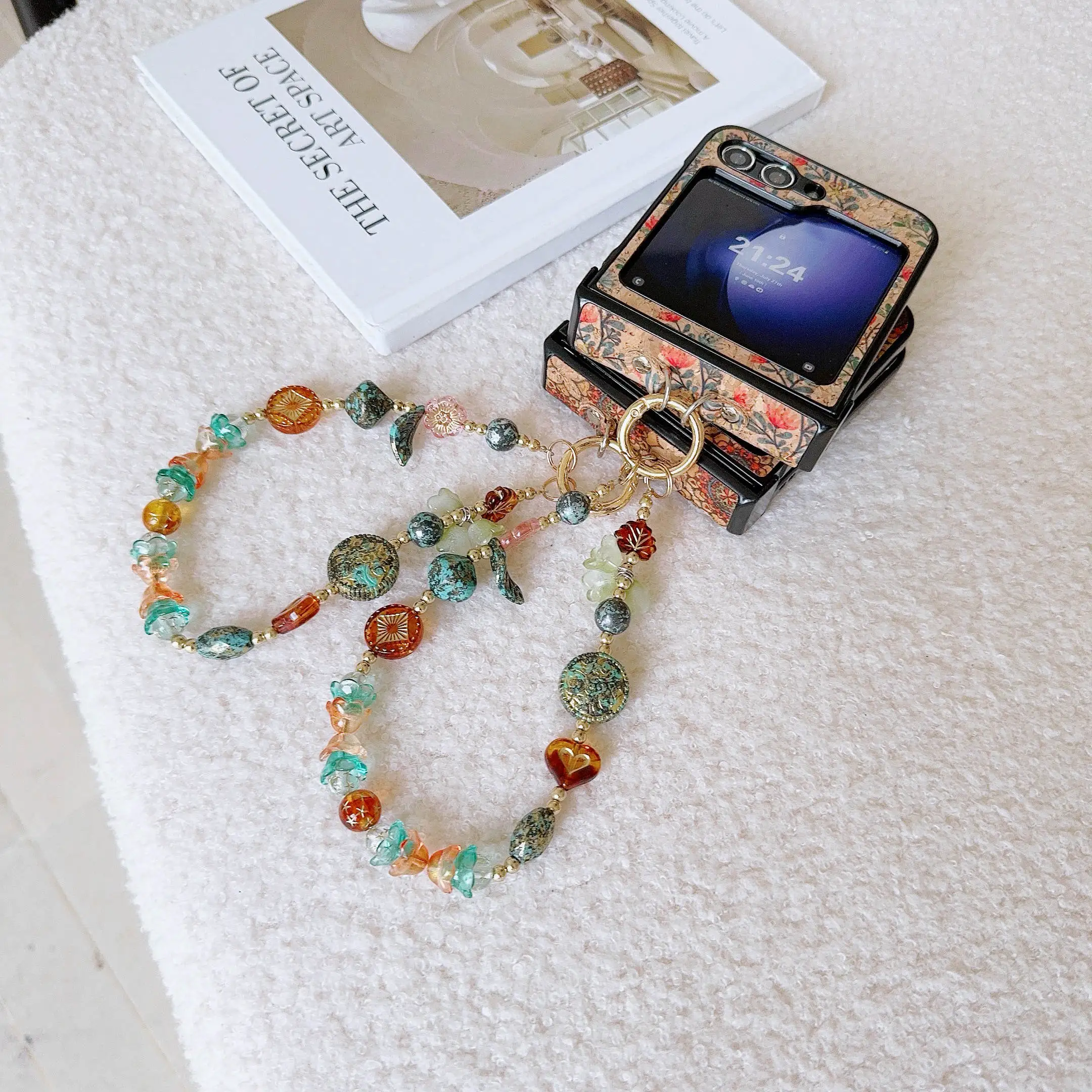 Retro floral prints Wrist Chain Strap PU Leather Cover with Glitter Bead Bracelet For Samsung Galaxy Z Flip 6 5 4 3 Phone Case