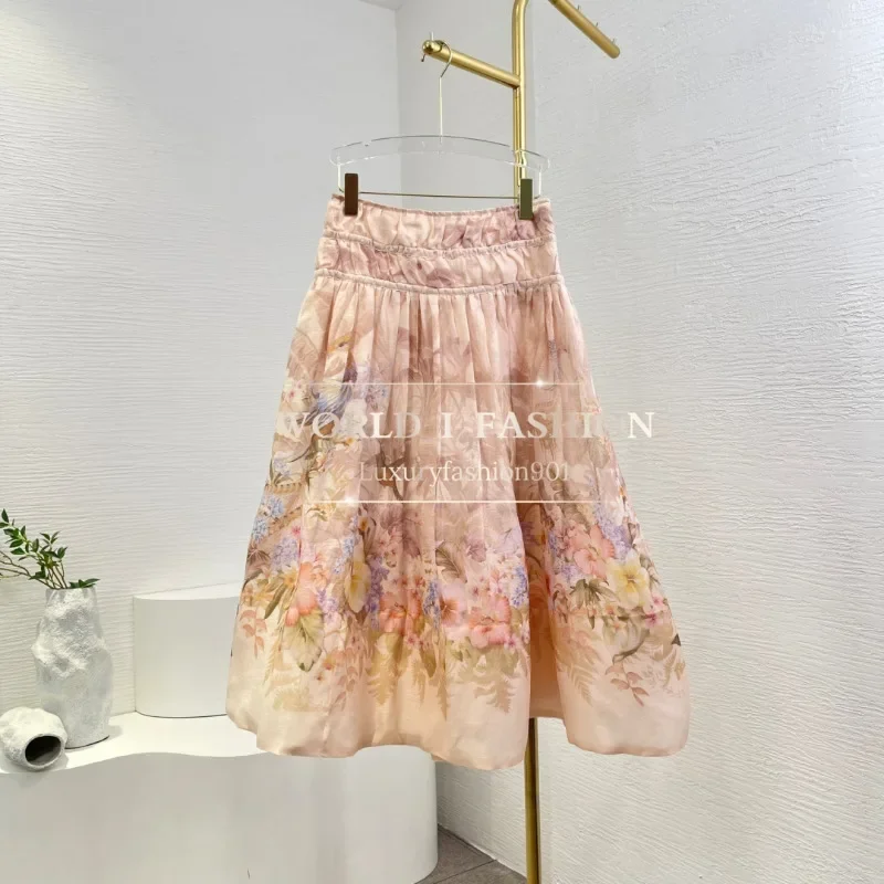 Rosafarbener Faltenrock mit Blumen- und Vogelmuster, 2025, Leinen und Seide