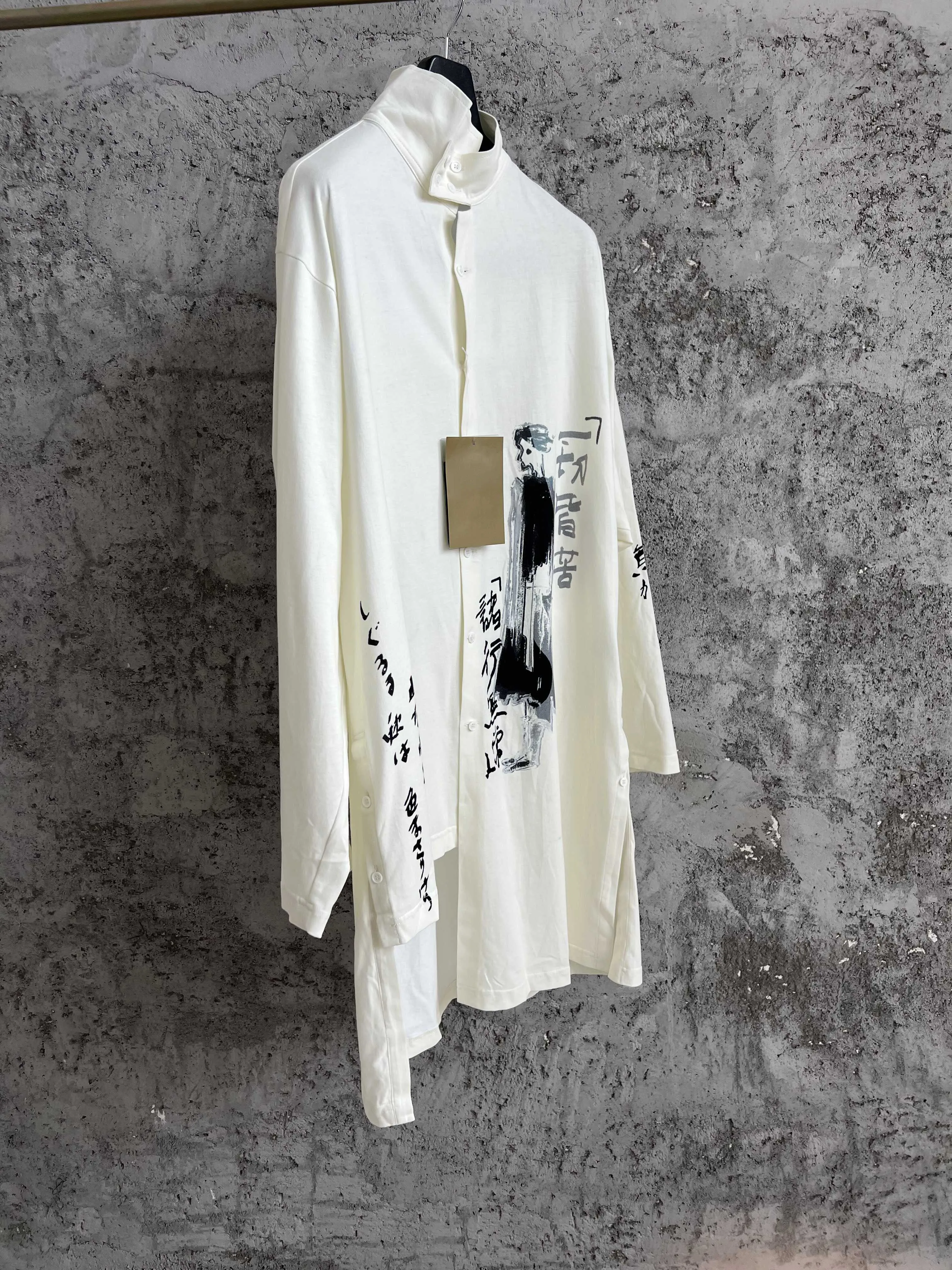 A medium-length single-breasted Japanese shirt with a solid color long-sleeved shirt and side slit at the back for men