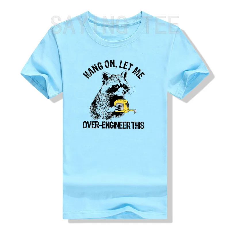 Warte, lass mich das schmeichelnde T-Shirt mit lustigem Waschbär-Motiv für Techniker im Y2K-Stil gestalten – Süßes, personalisiertes Herren-T-Shirt für den Arbeitsalltag mit sarkastischem Spruch – Detail 7