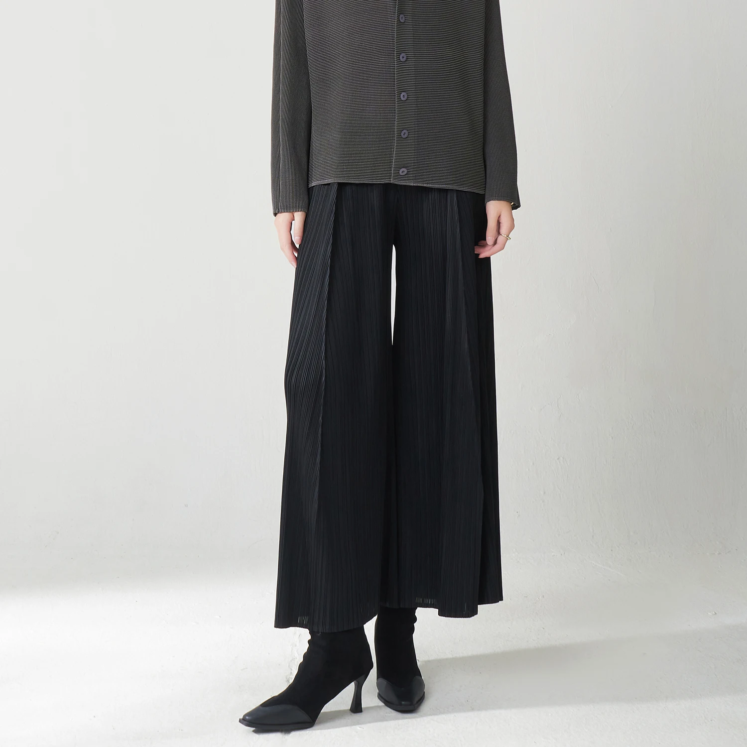 Latest Design Women's Trousers Design Sense Stretch Loose Casual Pants Miyake Pleated Pants Polyester Fabric Wide Leg Pants