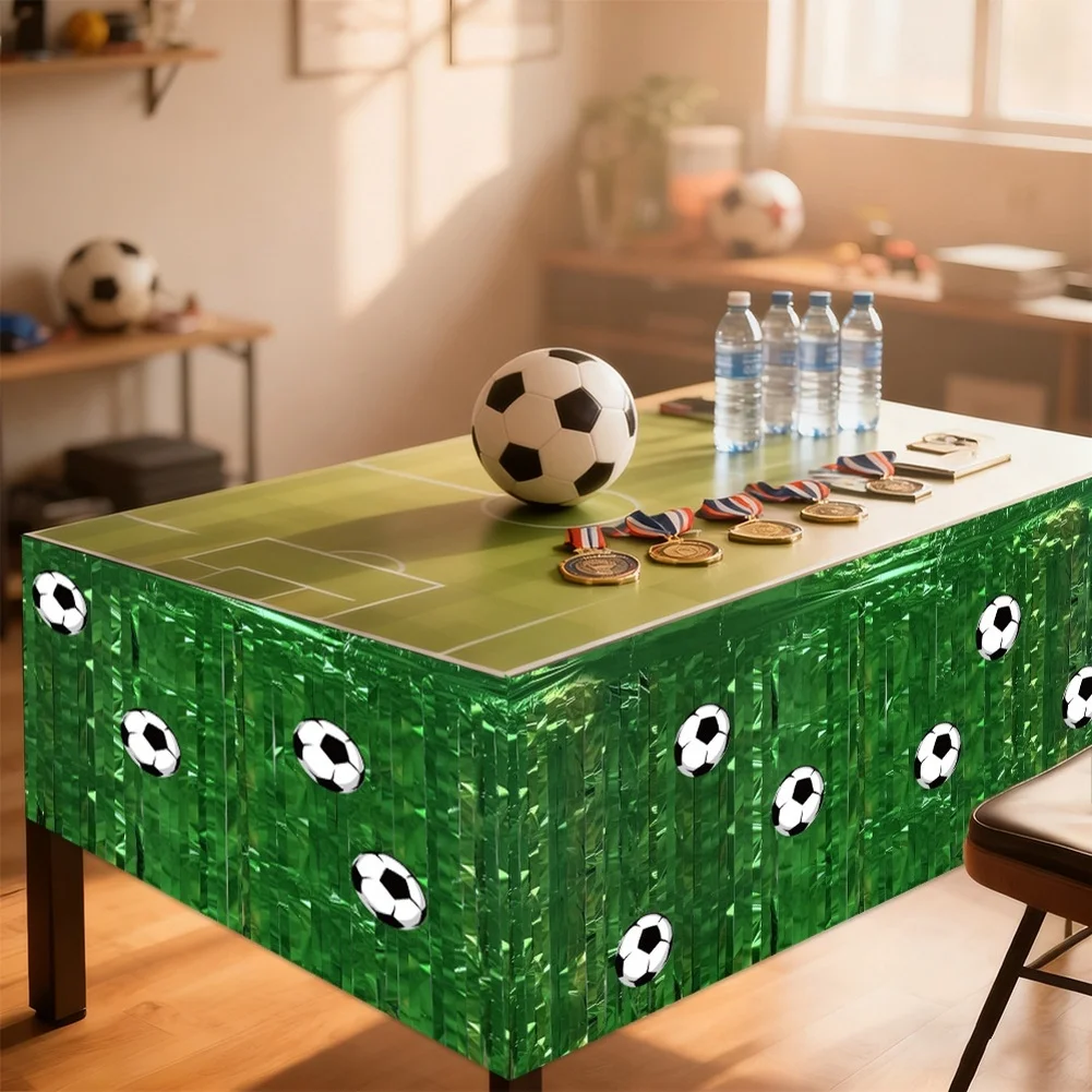 Paquete de Falda de Mesa Verde Metalizada y 10 Pegatinas de Fútbol para Decoración Deportiva en Fiestas de Cumpleaños, Días de Juego y Celebraciones