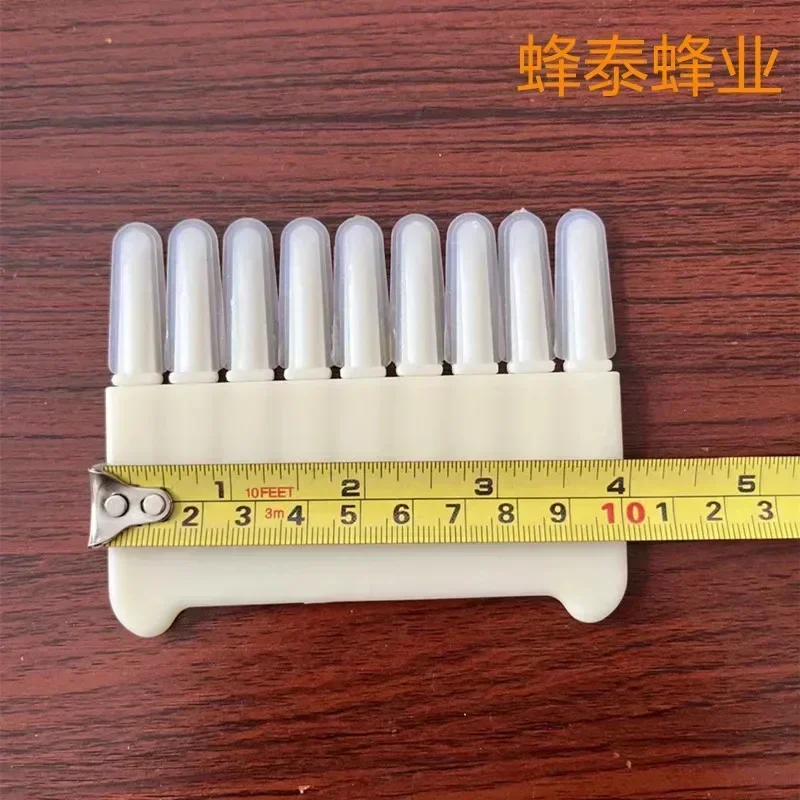 A A 10PCS Dig Out The Royal Jelly And Clean It With A 9-row Brush