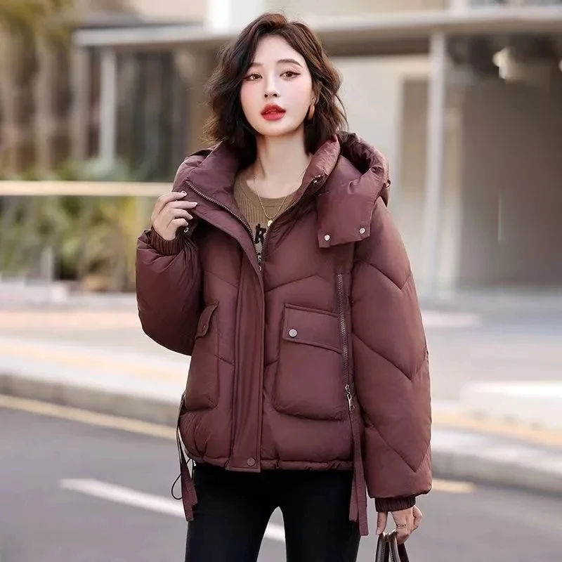 コーヒー色の女性のショートフード付きコート 2025 冬の新韓国ルース学生ダウンコットンジャケット女性暖かいパーカー生き抜く