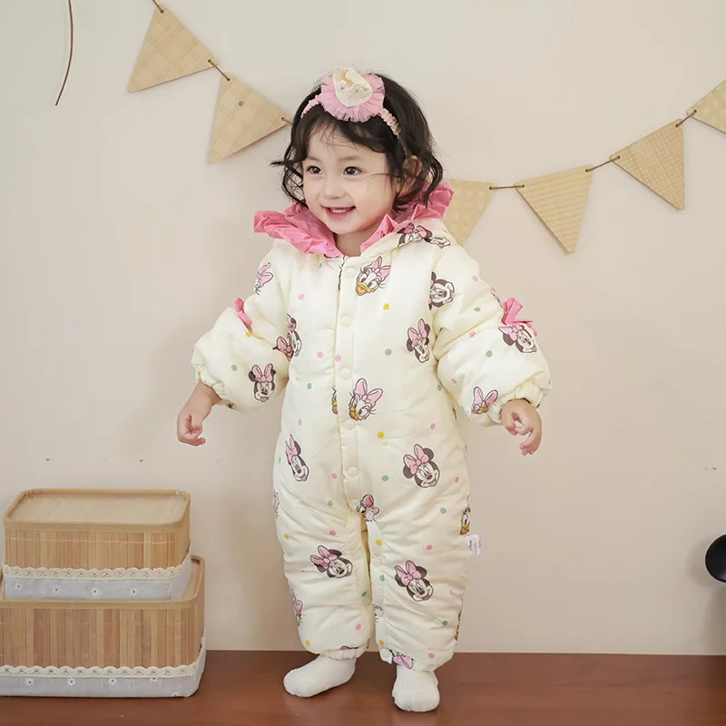 MINISO ميني الشتاء طفلة نيسيي مقنعين القطن القوس تصميم سميكة الوليد تسلق الملابس 0-1 سنة داخلية بذلة