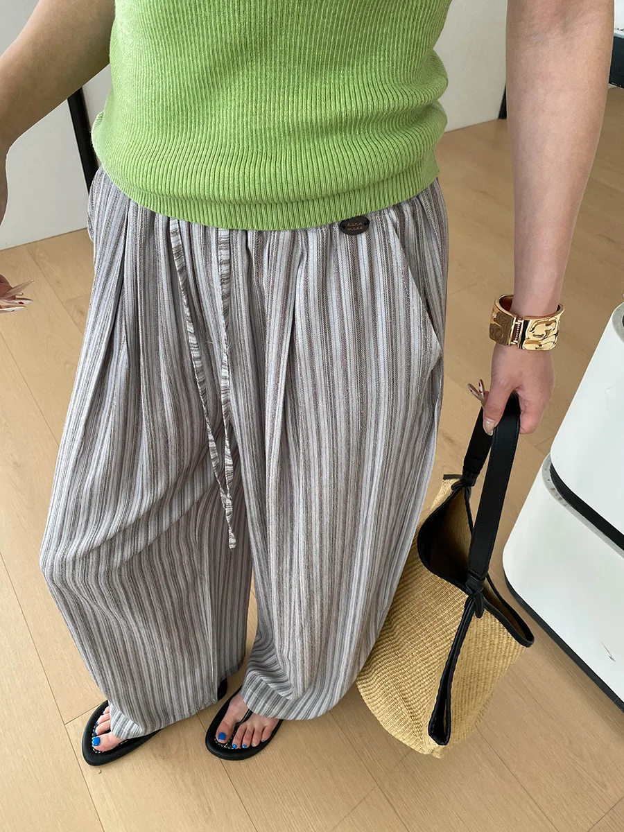 Sommerliche gestreifte, locker sitzende Freizeithose mit hoher Taille für Damen – Detail 24