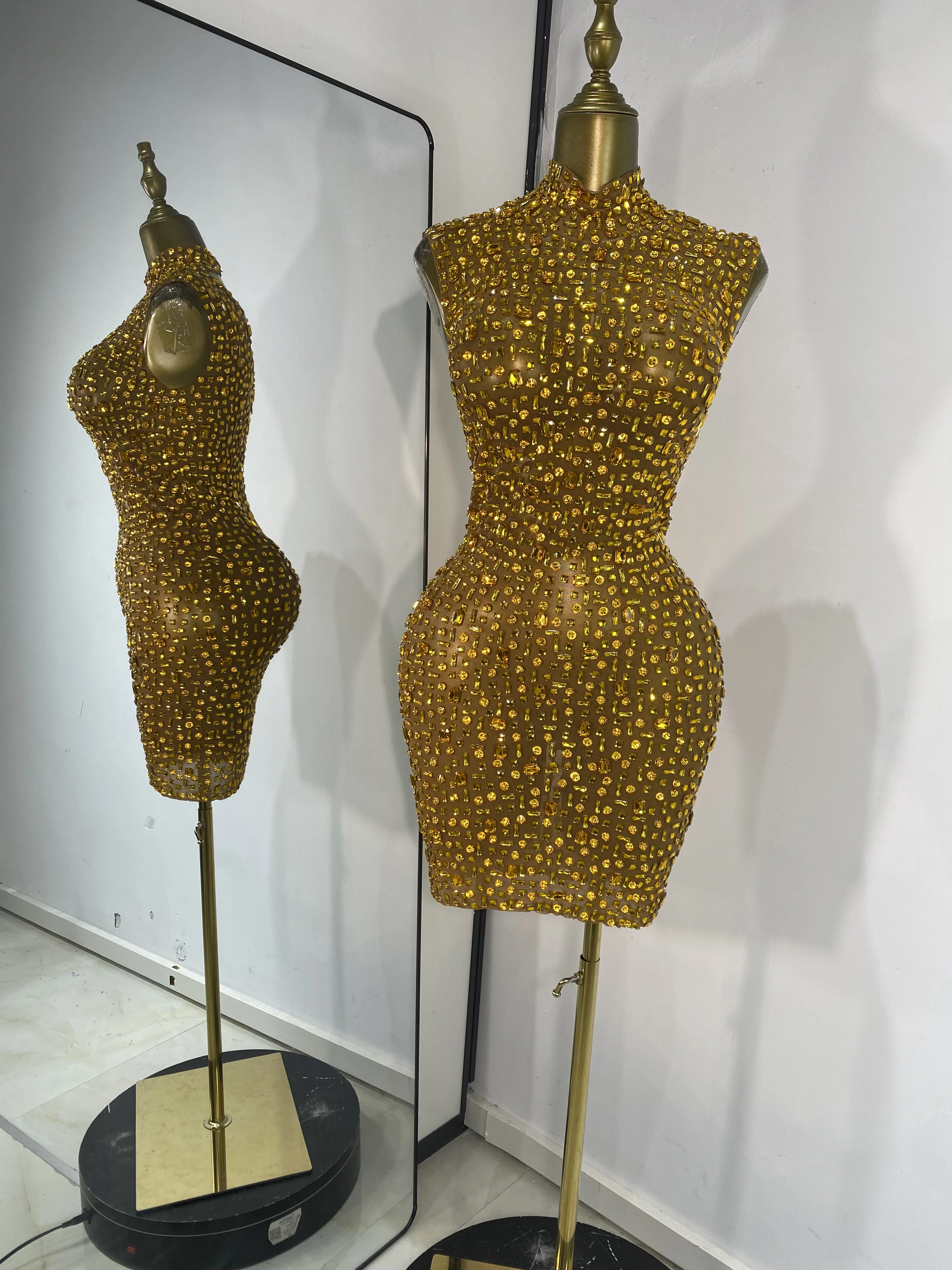 女性用高級ゴールドラインストーンメッシュボディコンミニドレス、キラキラ輝くイブニングクラブパーティー誕生日ドレス、シンガーのステージ衣装