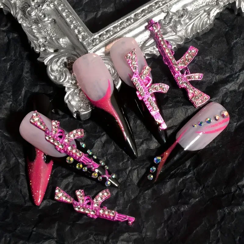 5 sztuk różowego pistoletu ze stopu 3D do zdobienia paznokci z kryształki górskie, luksusową akcesoria do paznokci w kształcie pistoletu do DIY lub Salon paznokci