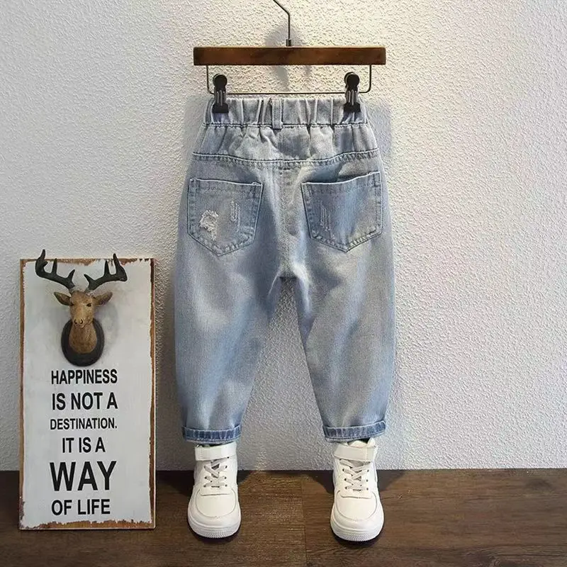 Jungen Jeans für Kinder tragen Frühling und Herbst 2023 neue Baby Mode koreanische Passform lange Hosen für Kinder Loch Jeans 2-9y