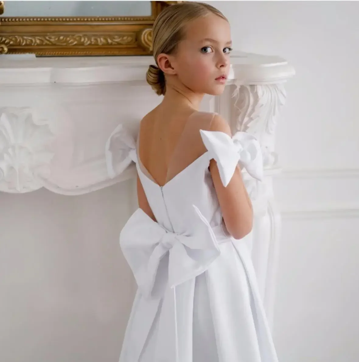 Białe sukienki dla dziewczynek z kwiatami Satynowe z kokardą Krótki rękaw na wesele Urodziny Bankiet Suknie Pierwszej Komunii Świętej