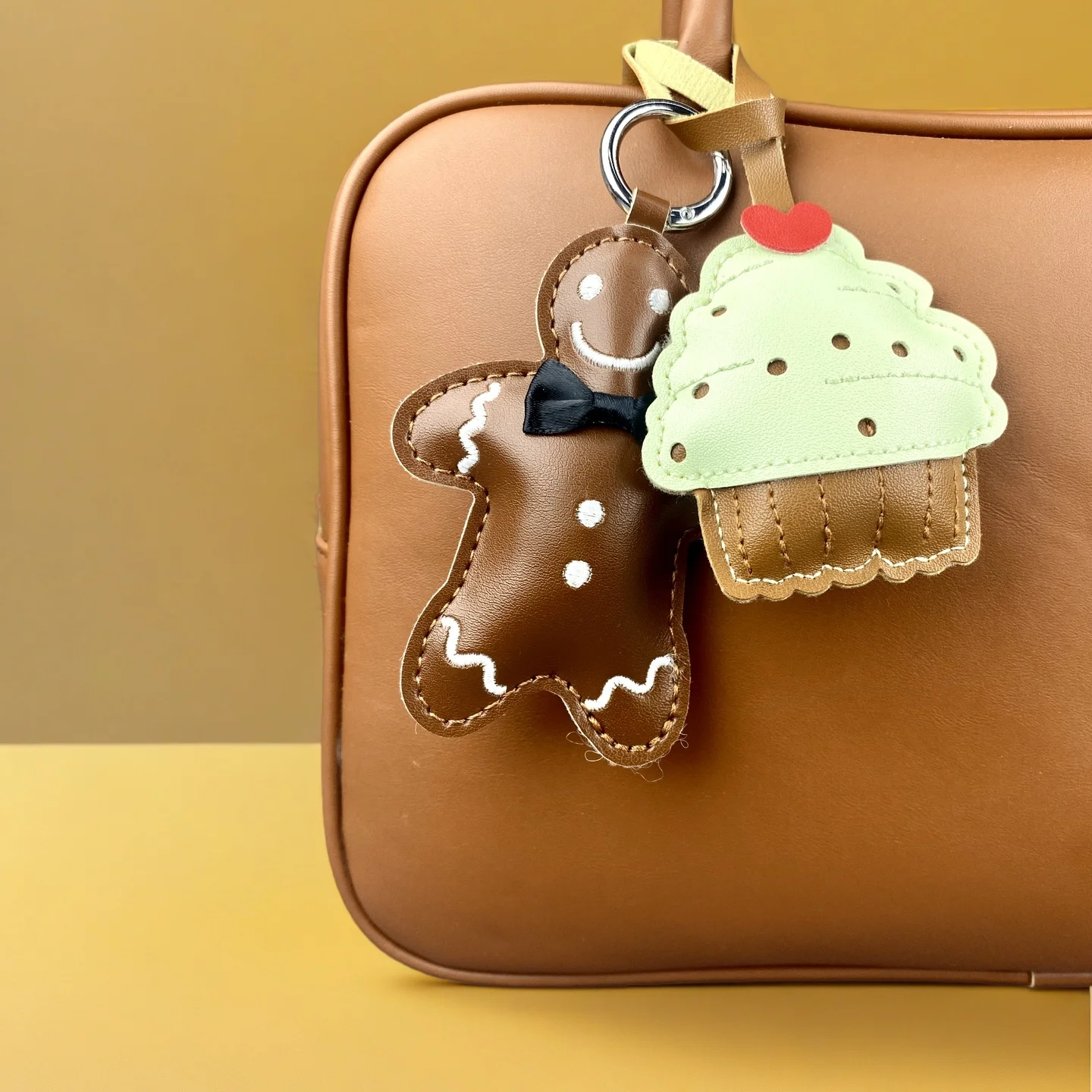 พวงกุญแจ/จี้กระเป๋าหนัง PU รูปขนมหวานจิ๋วสุดน่ารัก - ขนมปังขิง/คัพเค้ก/ครัวซองต์ - ของขวัญ/เครื่องประดับสุดพิเศษไม่ซ้ำใคร