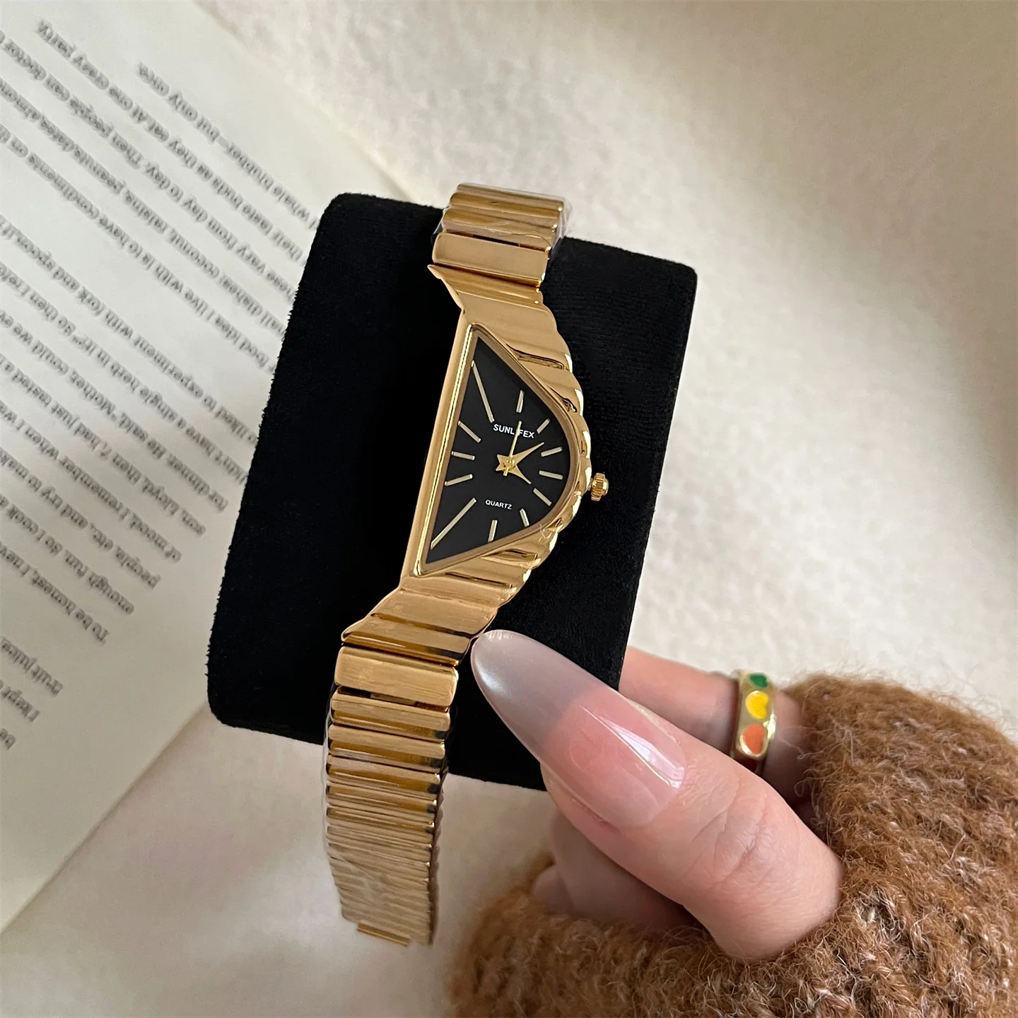 Unique Design, Luxurious And Fashionable Quartz Watch For Women; A Distinctive Timepiece, A Stylish And Luxurious Women'S Watch.