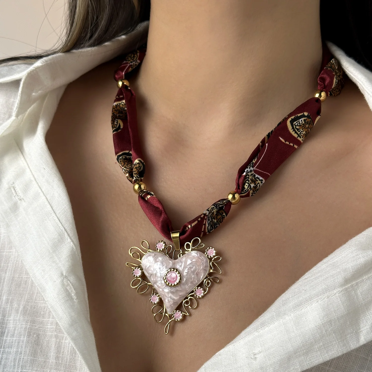 Romantische Edelstahl-Emaille-Herz-Halskette mit Seidenband für Damen, Hofstil, Seidenschal-Kette, Statement-Party-Schmuck, Geschenk – Detail 3