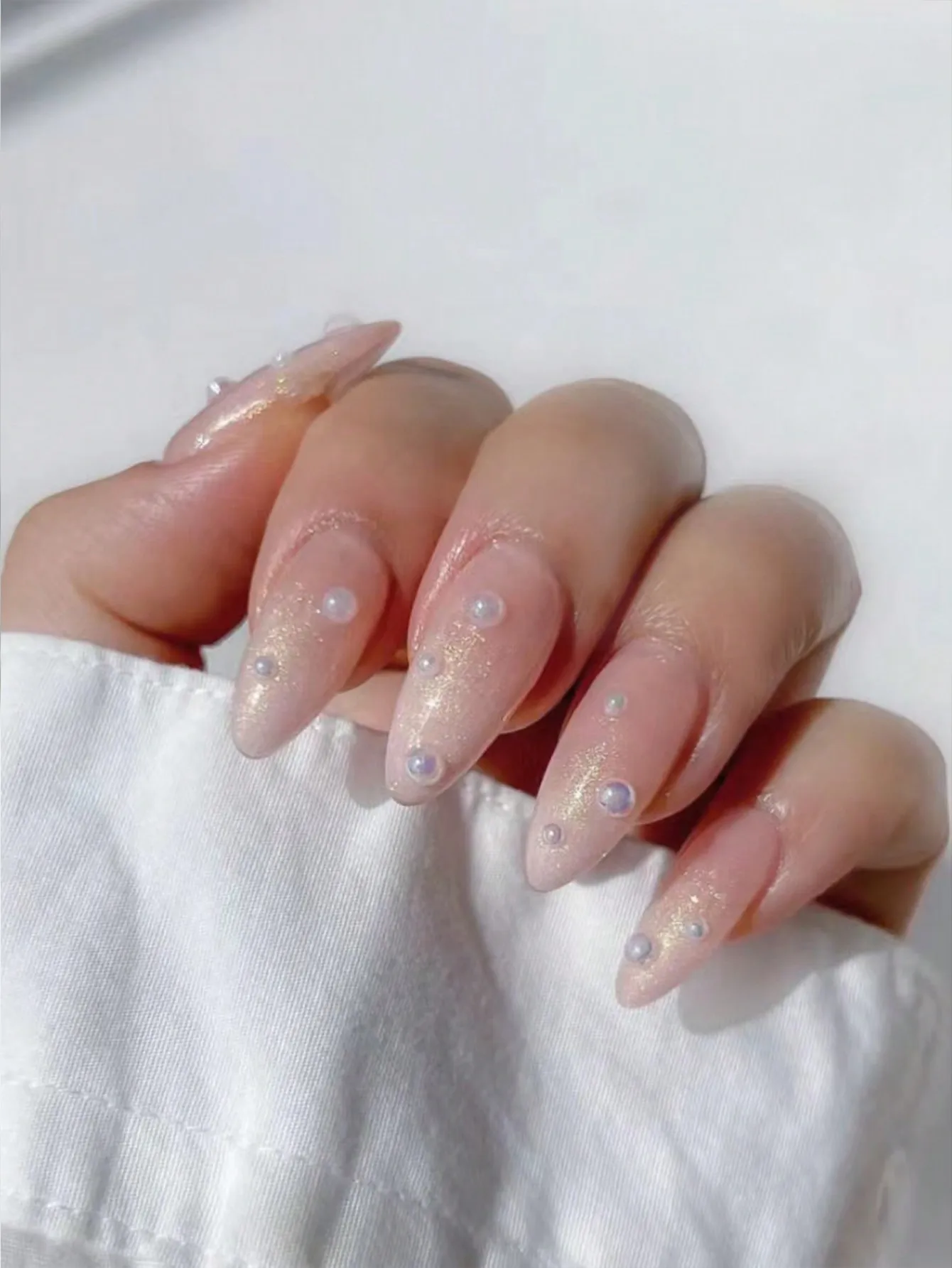 골든 글리터 그라데이션과 입체적인 펄 글리터가 돋보이는 순수 핸드메이드 아몬드 모양 네일 10개, 다에 어울리는