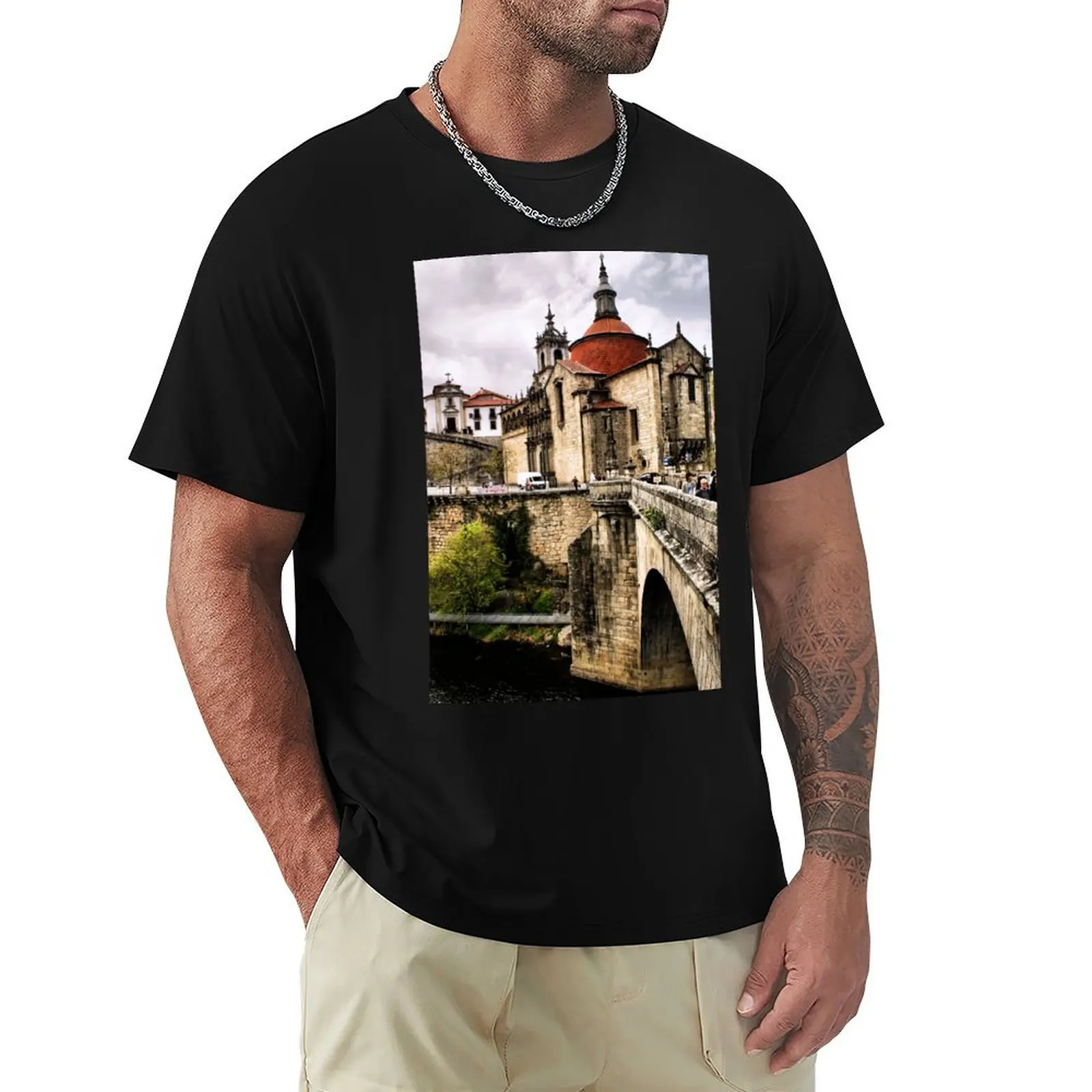 Camiseta com estampa do Mosteiro e ponte de S?o Gon?alo em Amarante, estilo casual de rua, manga curta.