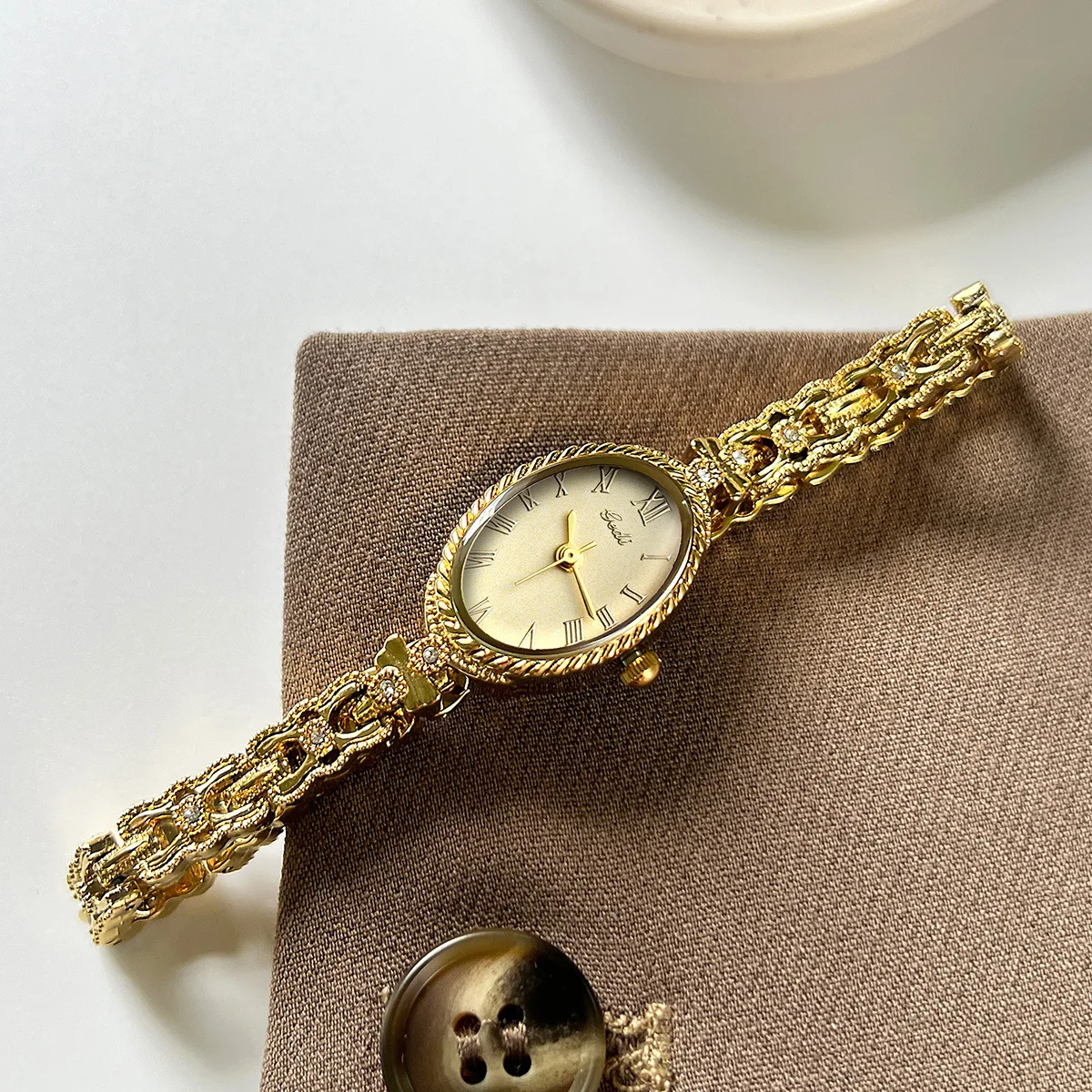 Oval Vintage Women Quartz Watch Carved Chain Steel Band Luxury Roman Numeral Multi‑Color Ladies Wristwatch