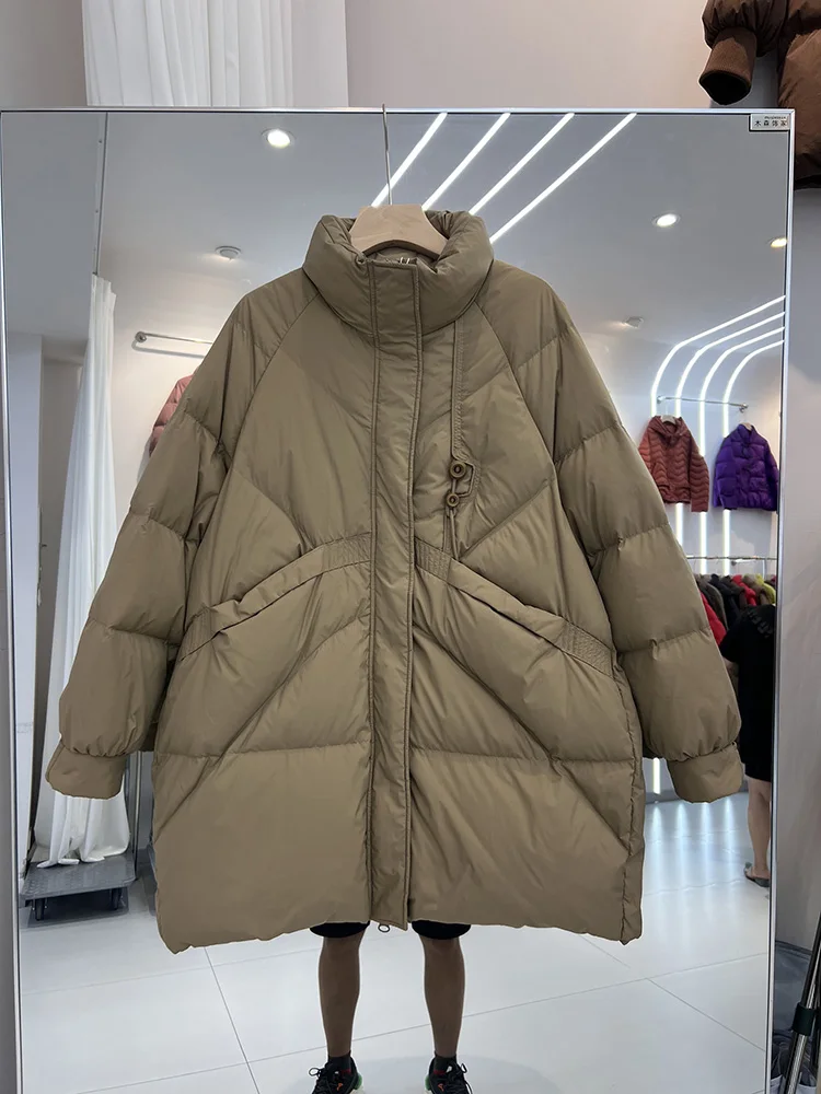 النسخة الكورية الوقوف طوق فضفاض الأبيض بطة أسفل سترة الشتاء المرأة الجديدة منتصف إلى نمط طويل مع مشبك تصميم أسفل معطف