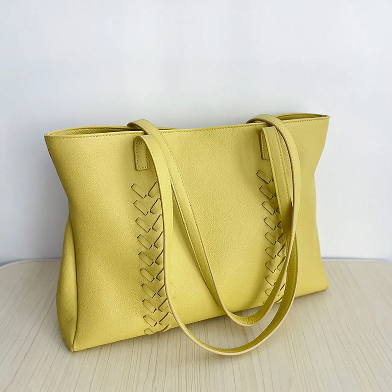 

women's shoulder bag genuine leather Weaving patterns fashion classic design Retro style large women's bag tote bag