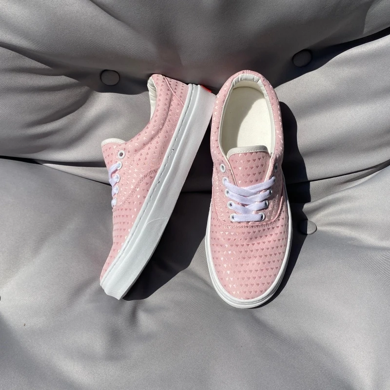 Pink heart-shaped hollowed out low top board shoes for men, sizes 36-48, all sizes covered with breathable upper, retro street