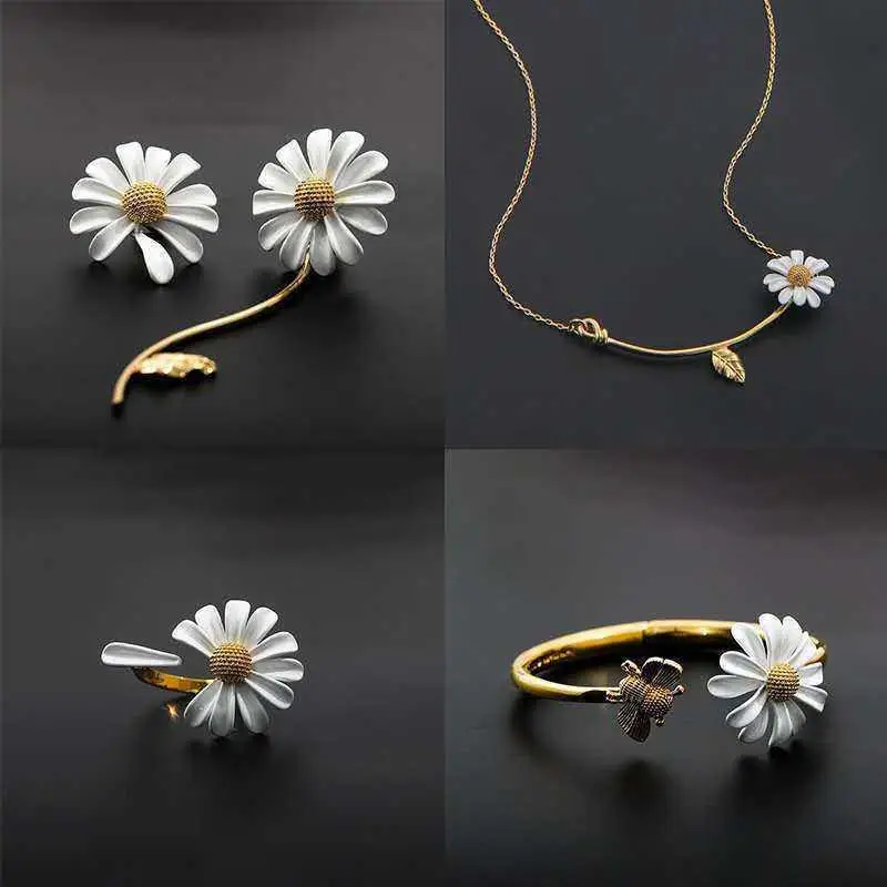 Women Little Daisy Necklace Earrings Set Honeybee Opening Mouth Design Bracelet Ring Accessories Jewelry Painted Flowers Suit