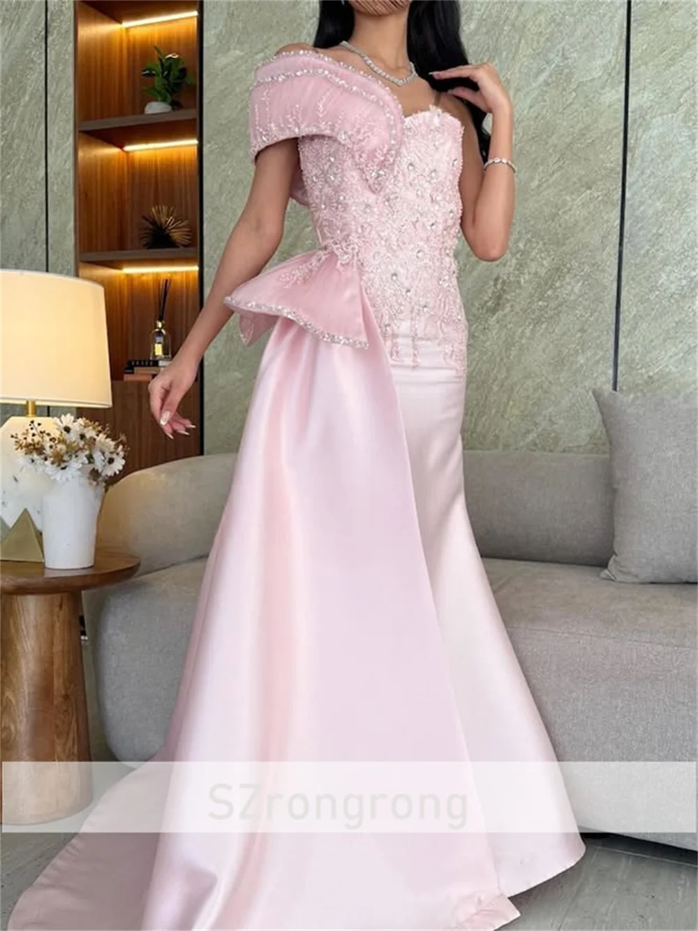 Elegante vestido de fiesta formal sin espalda con cuentas de satén sin mangas y cuentas de cristal vestido de noche largo fruncido con tren de barrido personalizado