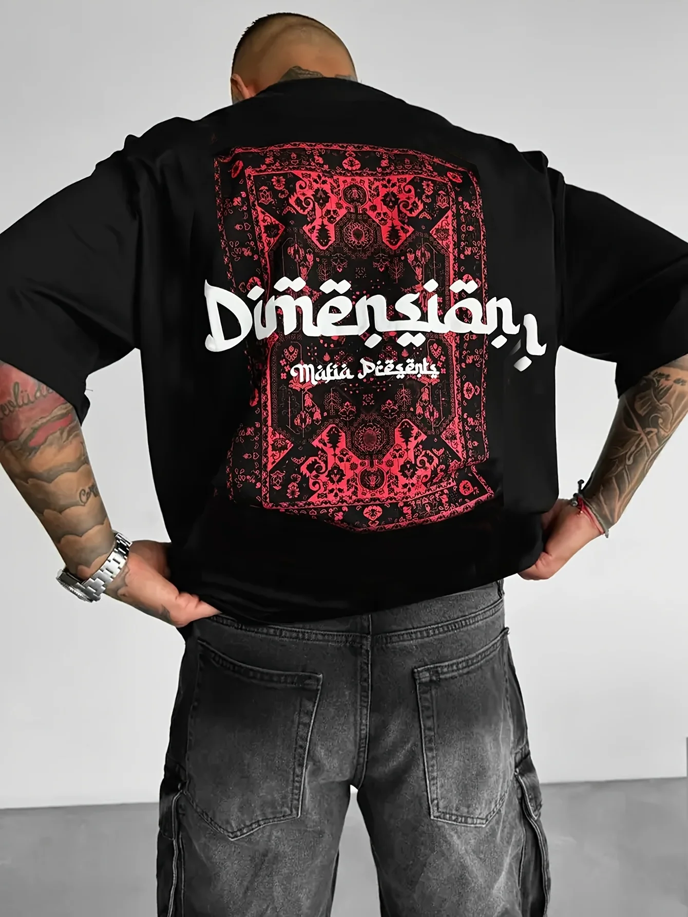 Stilvolles 100% Baumwoll-Herren-T-Shirt mit Rot-Rosa Verziertem Teppich-Print und Gotischem Text Ultra Weich Ideal für Sommerliche Tägliche Kleidung – Detail 4
