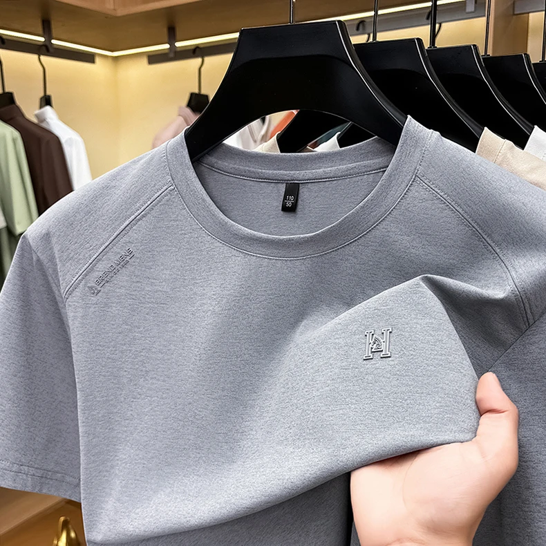 Modisches Luxusmarken-T-Shirt für Herren mit Kurzarm, geprägten Buchstaben, neuem Stil, atmungsaktiv, sommerlich, lässig, Rundhalsausschnitt, einfarbig. – Detail 15